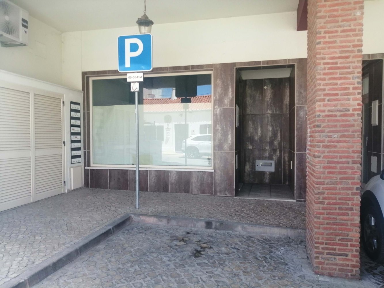 91m² Commercial property in Ferragudo, Portugal No. 138182