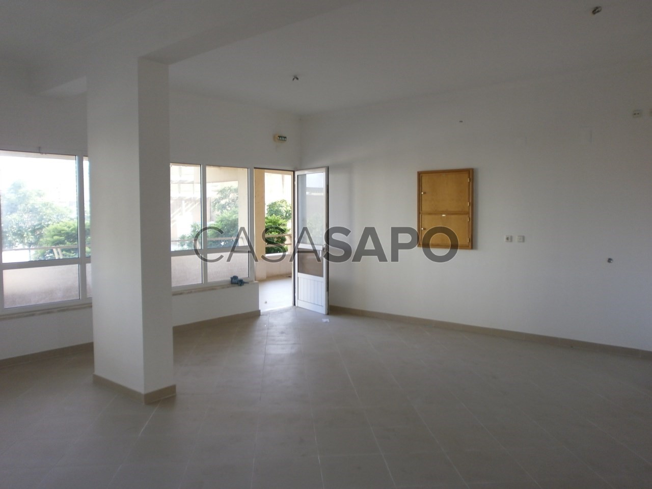 Propriété commerciale à Amadora, Portugal 85m² No. 350094