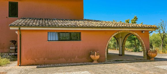 6 bedrooms Villa in Teramo, Italy No. 371489 4