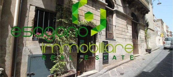 Propiedad comercial de 3 habitaciónes en Palazzolo Acreide, Italy No. 356862 2