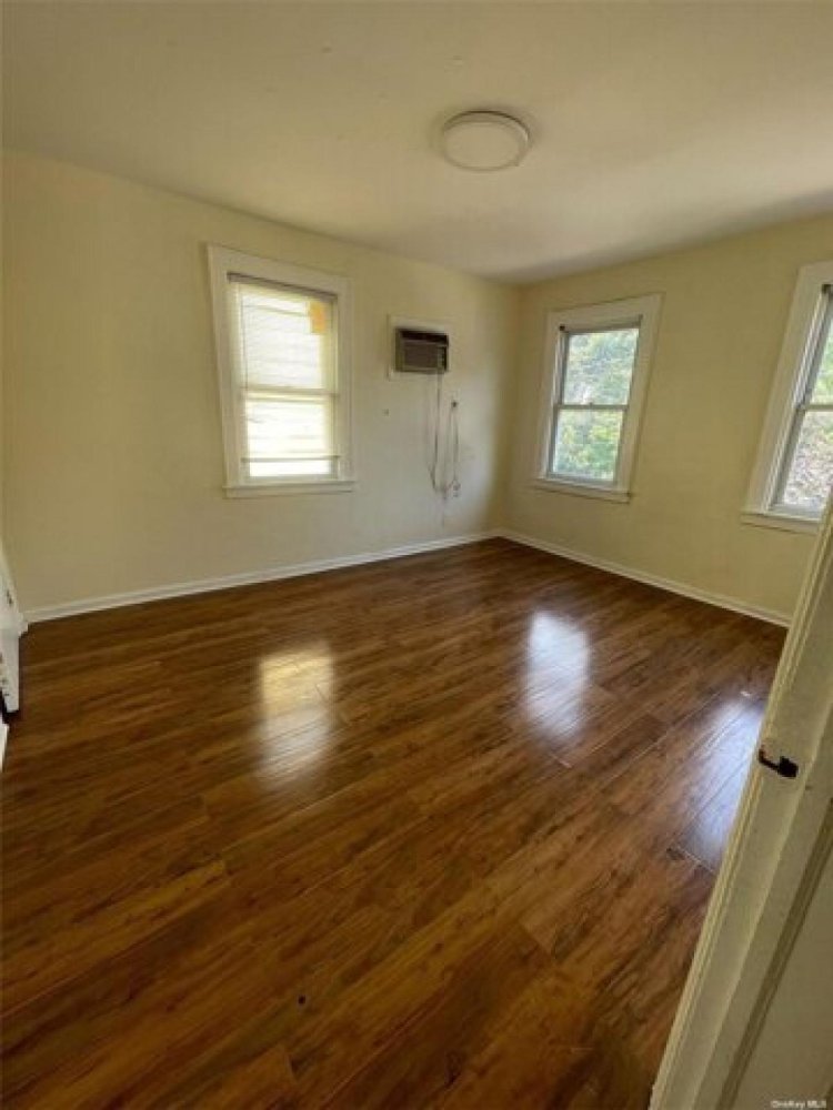 Дом с 4 спальнями в Floral Park, США № 285645