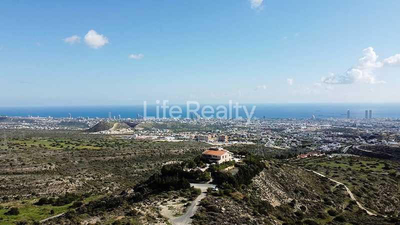6 bedrooms House in Agios Athanasios, Cyprus No. 7091