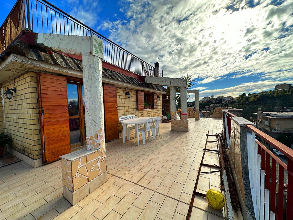 Ático de 4 habitaciónes en Mentana, Italy No. 130172