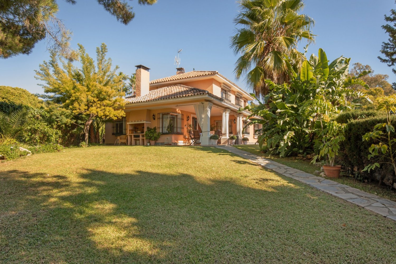 Villa de 5 dormitorios en Marbella, Spain No. 127831