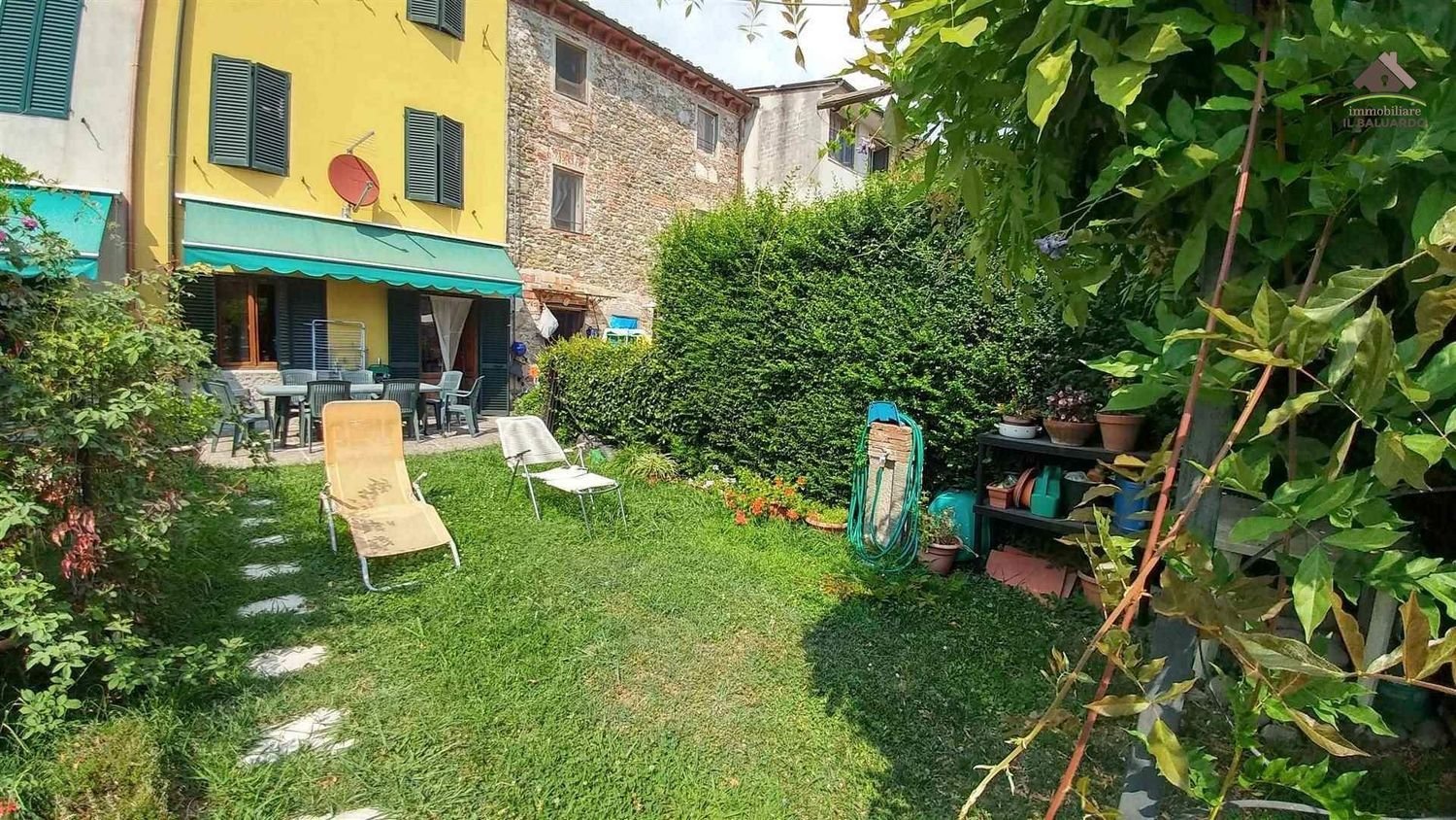 Casa de 6 habitaciónes en Capannori, Italy No. 42657