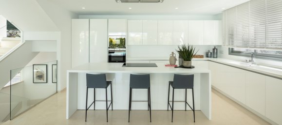 5 bedrooms Villa in Nueva Andalucia, Spain No. 2998 18