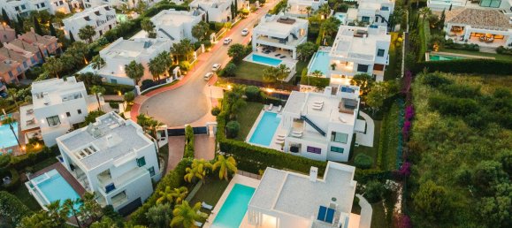 5 bedrooms Villa in Nueva Andalucia, Spain No. 2998 2