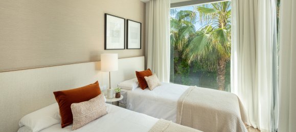 5 bedrooms Villa in Nueva Andalucia, Spain No. 2998 4