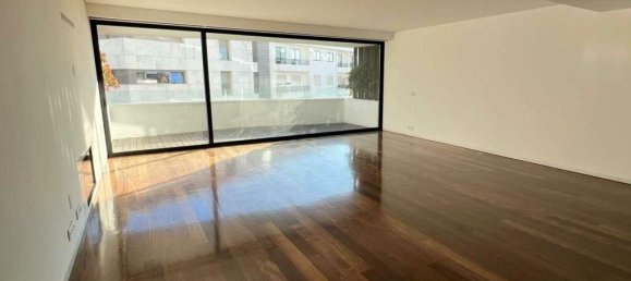 Квартира с 3 спальнями в Порту, Португалия № 132211 2