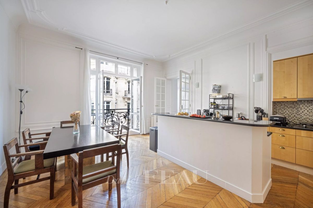 2 bedrooms Apartment in Paris, France No. 151058