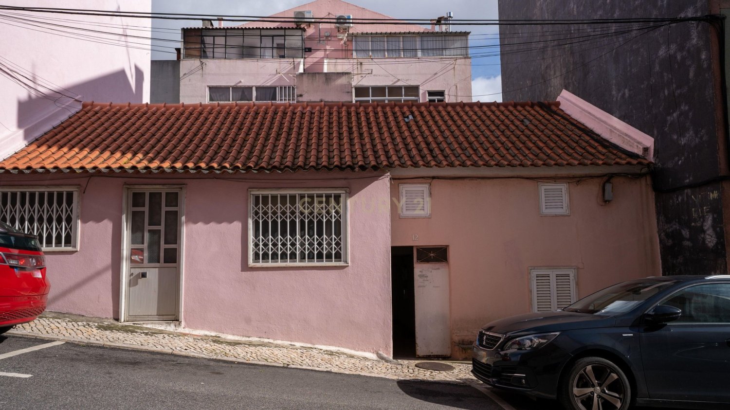 Edificio de 22 dormitorios en Amadora, Portugal No. 115910