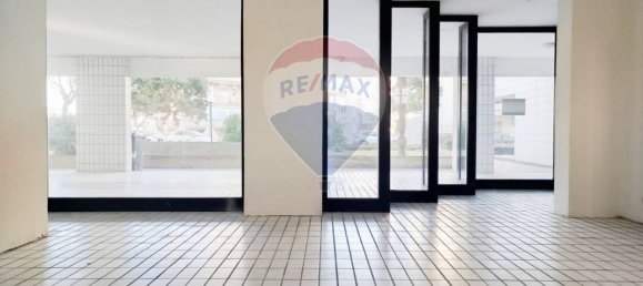 Propiedad comercial de 2 habitaciónes en Bari, Italy No. 54918 3