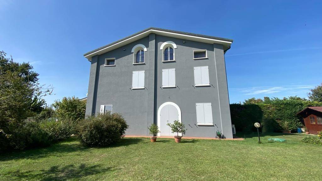 3 bedrooms Villa in Porto Mantovano, Italy No. 75167