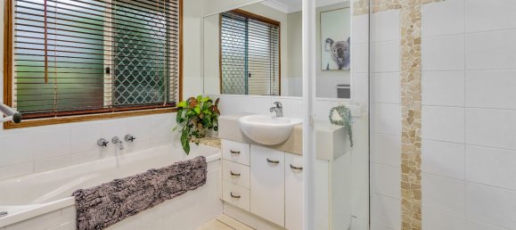 5 bedrooms House in Bongaree, Australia No. 389 21