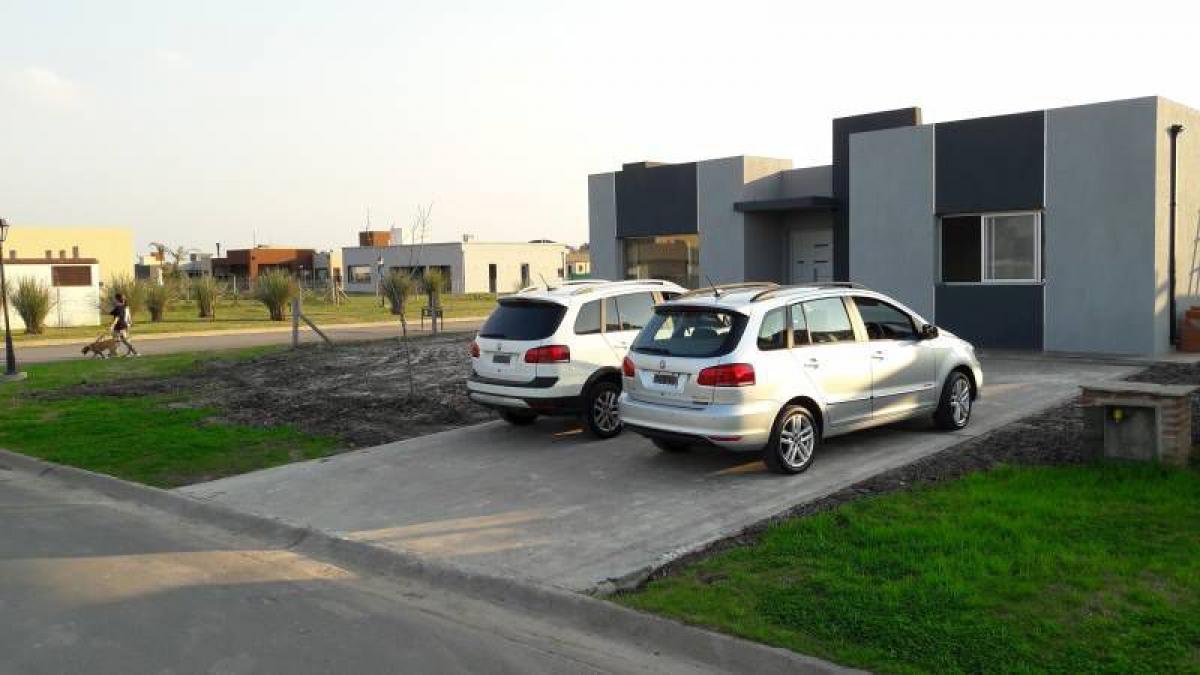 3 bedrooms House in Esteban Echeverria, Argentina No. 63598