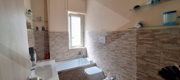 4-salle Appartement à Naples, Italy No. 34530 9