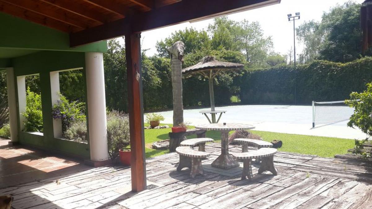 Casa de 2 dormitorios en Malvinas Argentinas, Argentina No. 80945