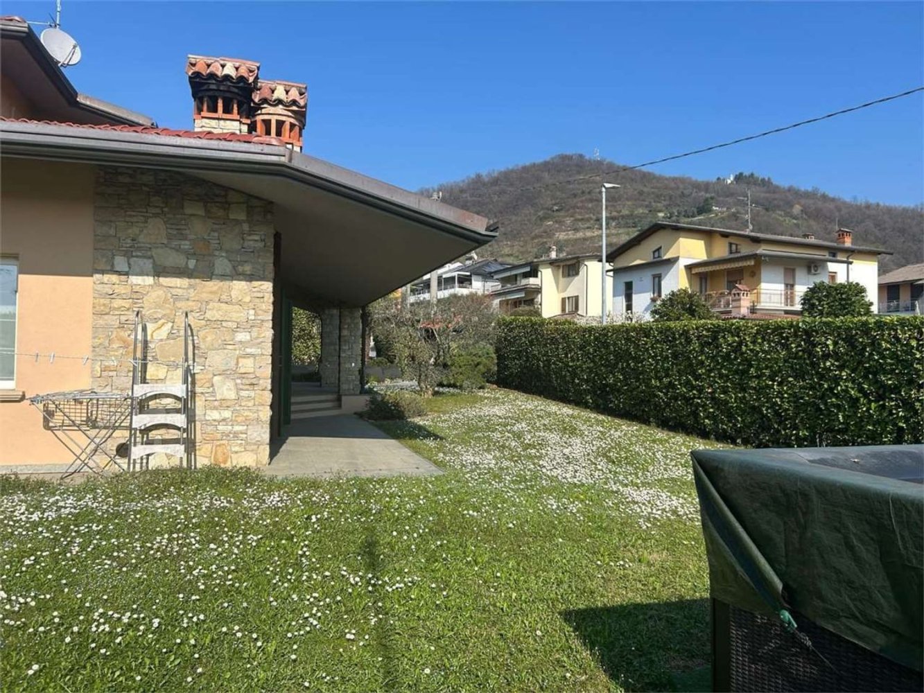 Villa de 10 habitaciónes en Albano Sant'Alessandro, Italy No. 284028