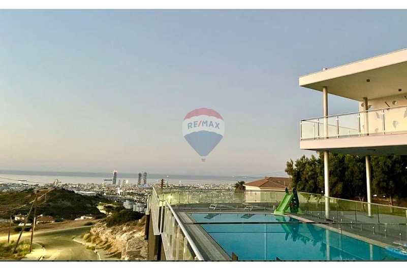 5 bedrooms Villa in Agios Athanasios, Cyprus No. 13508