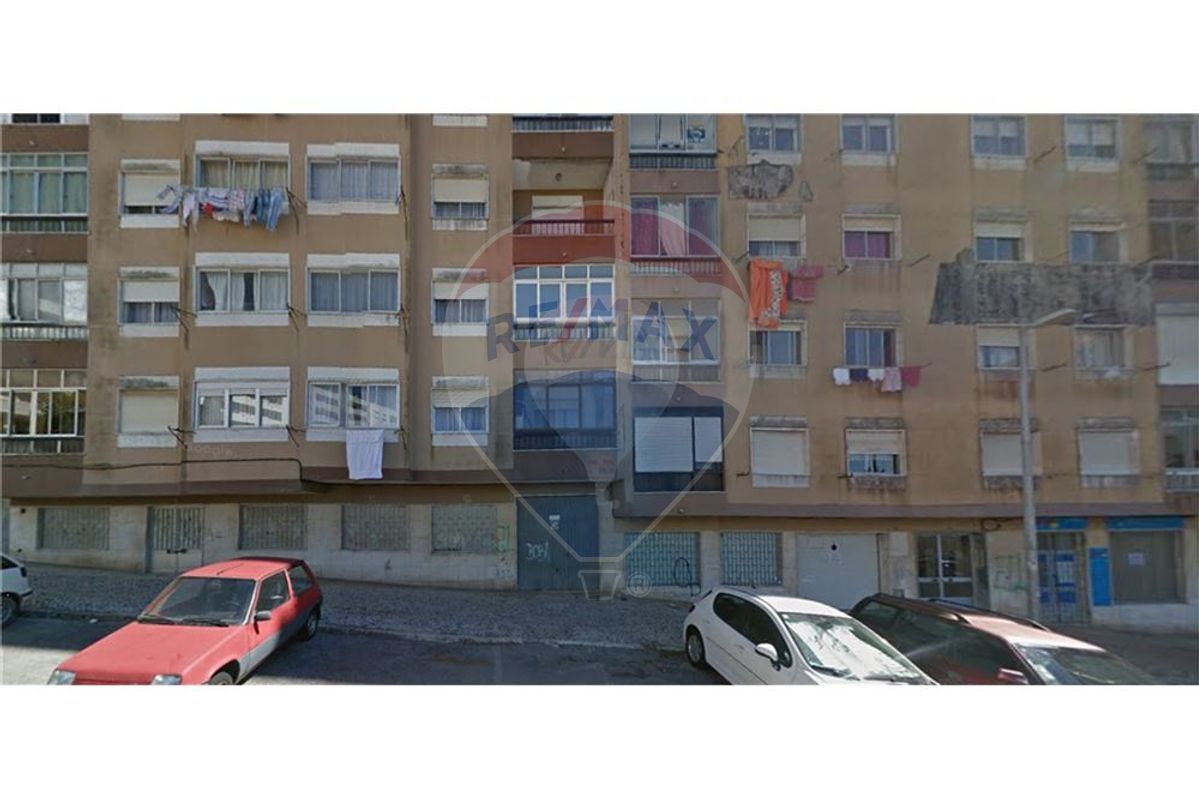 204m² Commercial property in Amadora, Portugal No. 69620