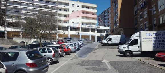204m² Commercial property in Amadora, Portugal No. 69620 2