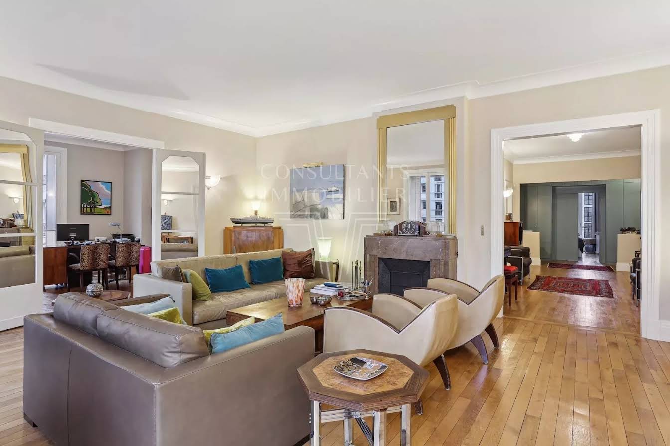 3 bedrooms Apartment in Paris, France No. 178968