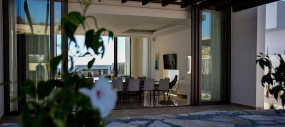 5 bedrooms Villa in Agios Georgios, Cyprus No. 32215 3