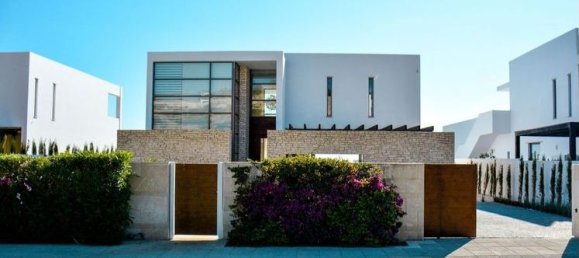 5 bedrooms Villa in Agios Georgios, Cyprus No. 32215 4