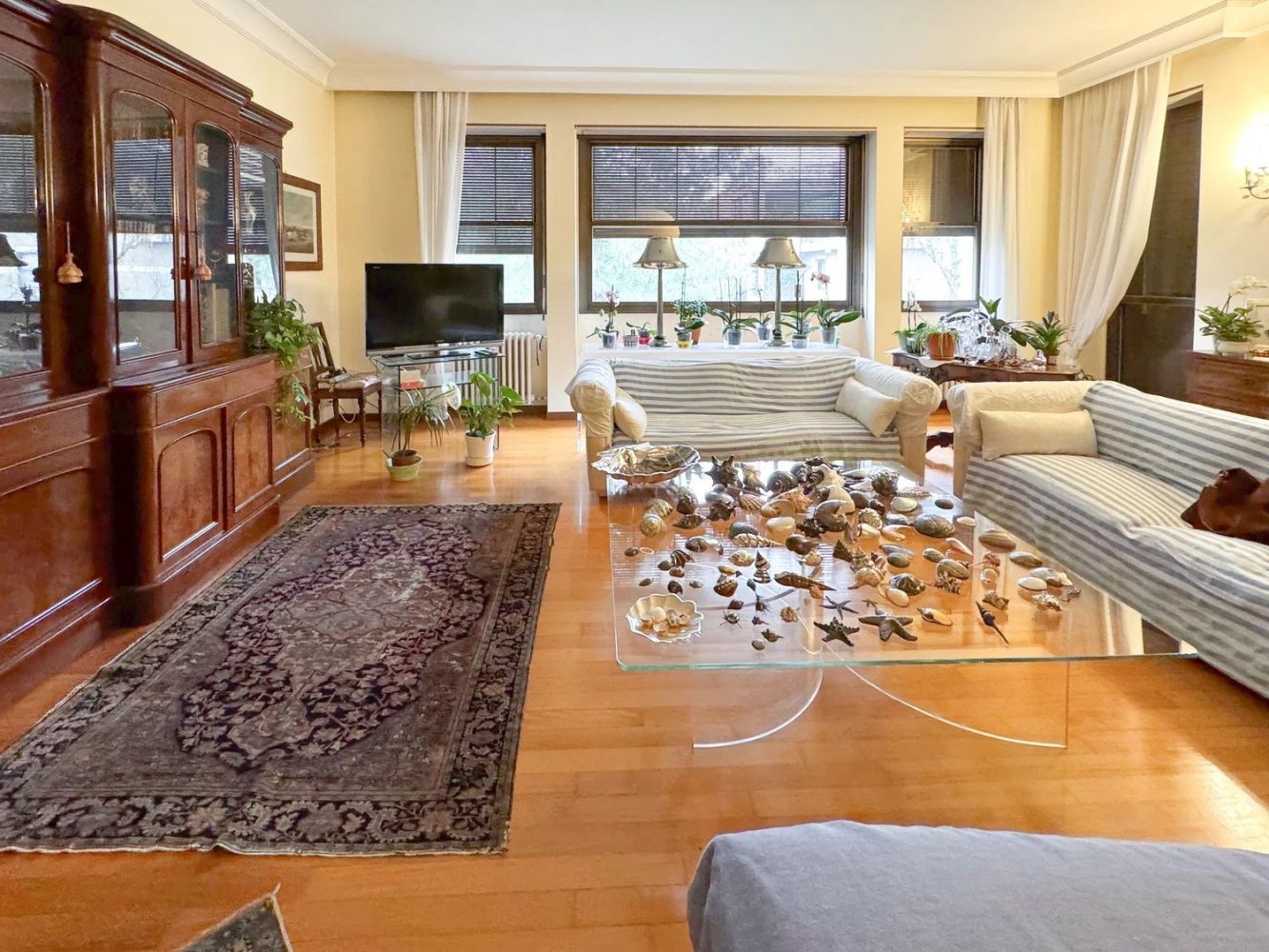 Apartamento de 5 habitaciónes en Monza, Italy No. 160703