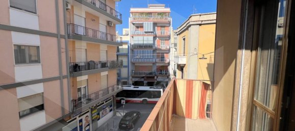 Apartamento de 2 habitaciónes en Bari, Italy No. 24010 3