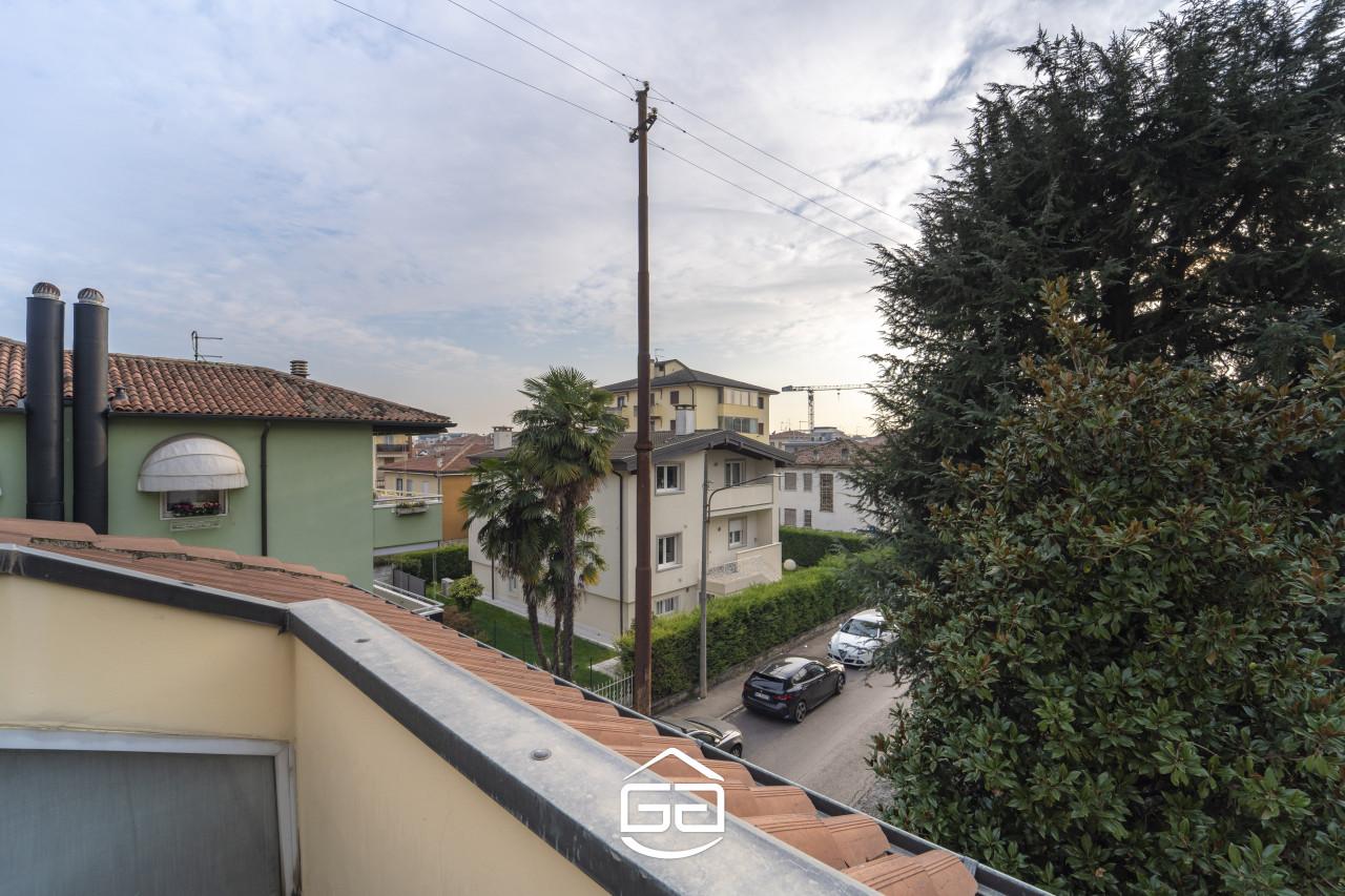5 rooms House in Vicenza, Italy No. 120426