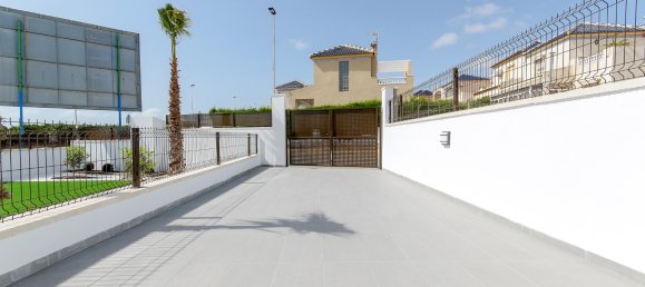 3 bedrooms Townhouse in Los Balcones, Spain No. 8634 4