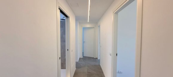 3 Schlafzimmer Wohnung in Saronno, Italy, Nr. 361320 8