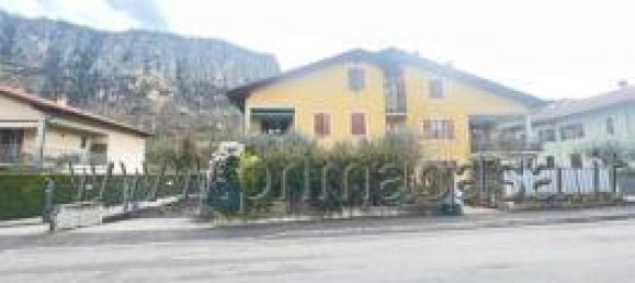 2-salle Appartement à Dolcè, Italy No. 15298 11