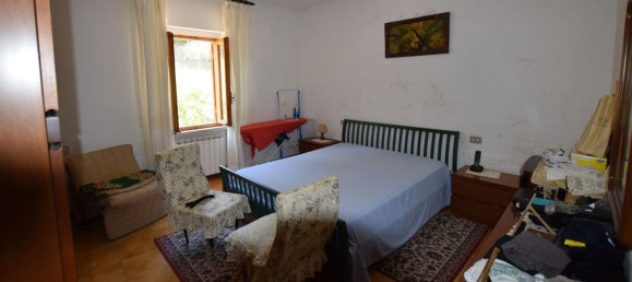 Дом с 9 комнатами в Губбио, Италия № 152013 18