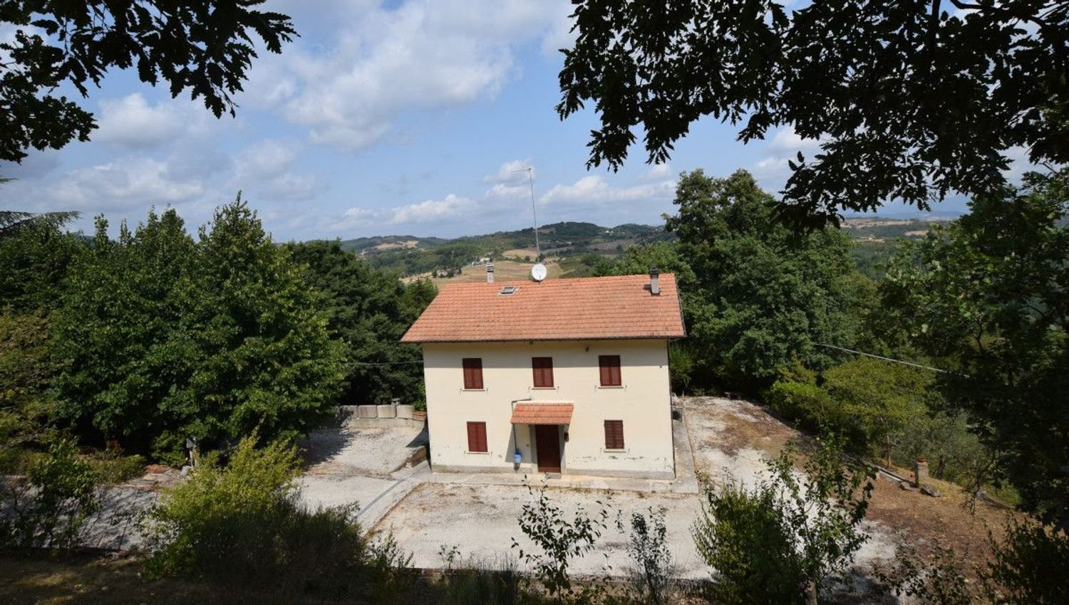 Дом с 9 комнатами в Губбио, Италия № 152013