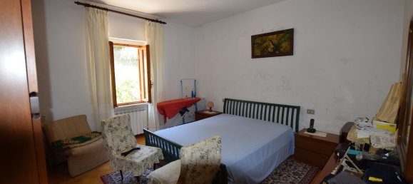 Дом с 9 комнатами в Губбио, Италия № 152013 28