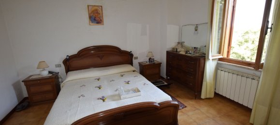 Дом с 9 комнатами в Губбио, Италия № 152013 27