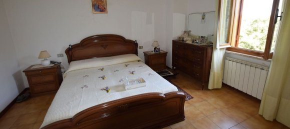 Дом с 9 комнатами в Губбио, Италия № 152013 17