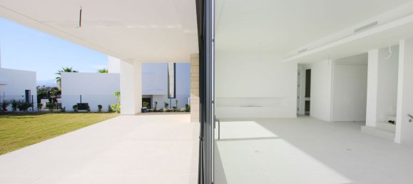 4 bedrooms Villa in Marbella, Spain No. 98879 22