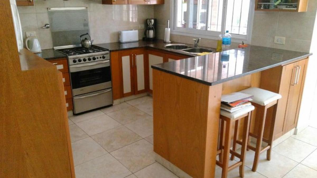 Casa de 2 dormitorios en General San Martín, Argentina No. 63706