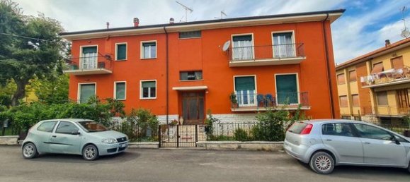 4-salle Appartement à Urbania, Italy No. 89767 2