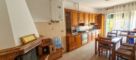 4-salle Appartement à Urbania, Italy No. 89767 9