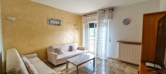 4-salle Appartement à Urbania, Italy No. 89767 3