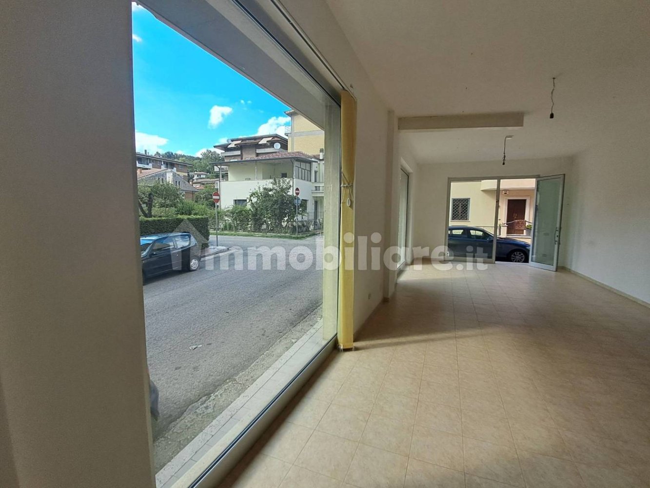Propiedad comercial de 2 habitaciónes en Atina, Italy No. 289227