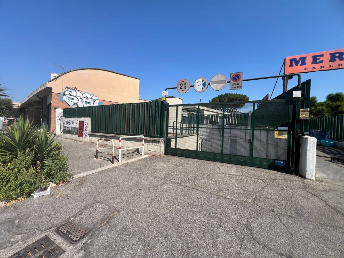 16m² Garage in Rome, Italy No. 34548