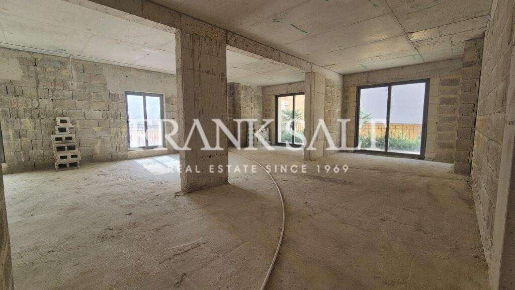 Квартира с 4 спальнями в Сент-Джулианс, Мальта № 1197