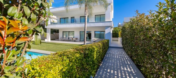 Villa de 5 dormitorios en Marbella, Spain No. 4656 2