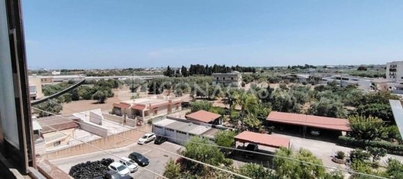 Apartamento de 4 habitaciónes en Bari, Italy No. 21467 23