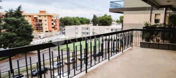 Apartamento de 4 habitaciónes en Bari, Italy No. 21467 3